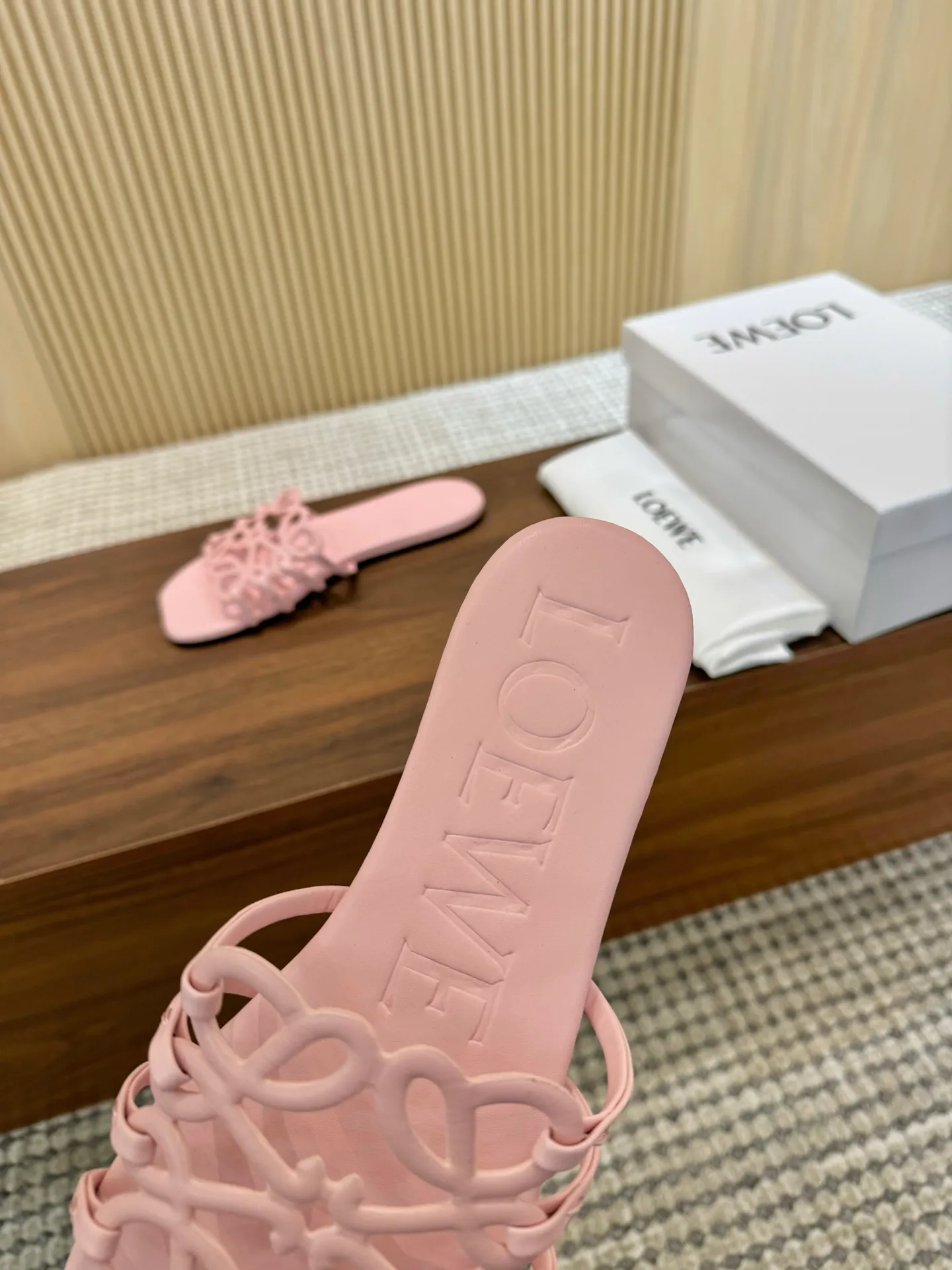 👟👟Ex-factory price 400👟👟 The latest 2025 LOEWE, summer limited edition hollow slippers, they are so beautiful on your feet! ! ! Highly recommended, a super lazy drag, the same style worn by celebrity bloggers! Fabric: Imported sheepskin (black, white, apricot, red, pink, five colors) Lining: Imported sheepskin Outsole: Genuine leather injection dyed bottom Number: 35-42